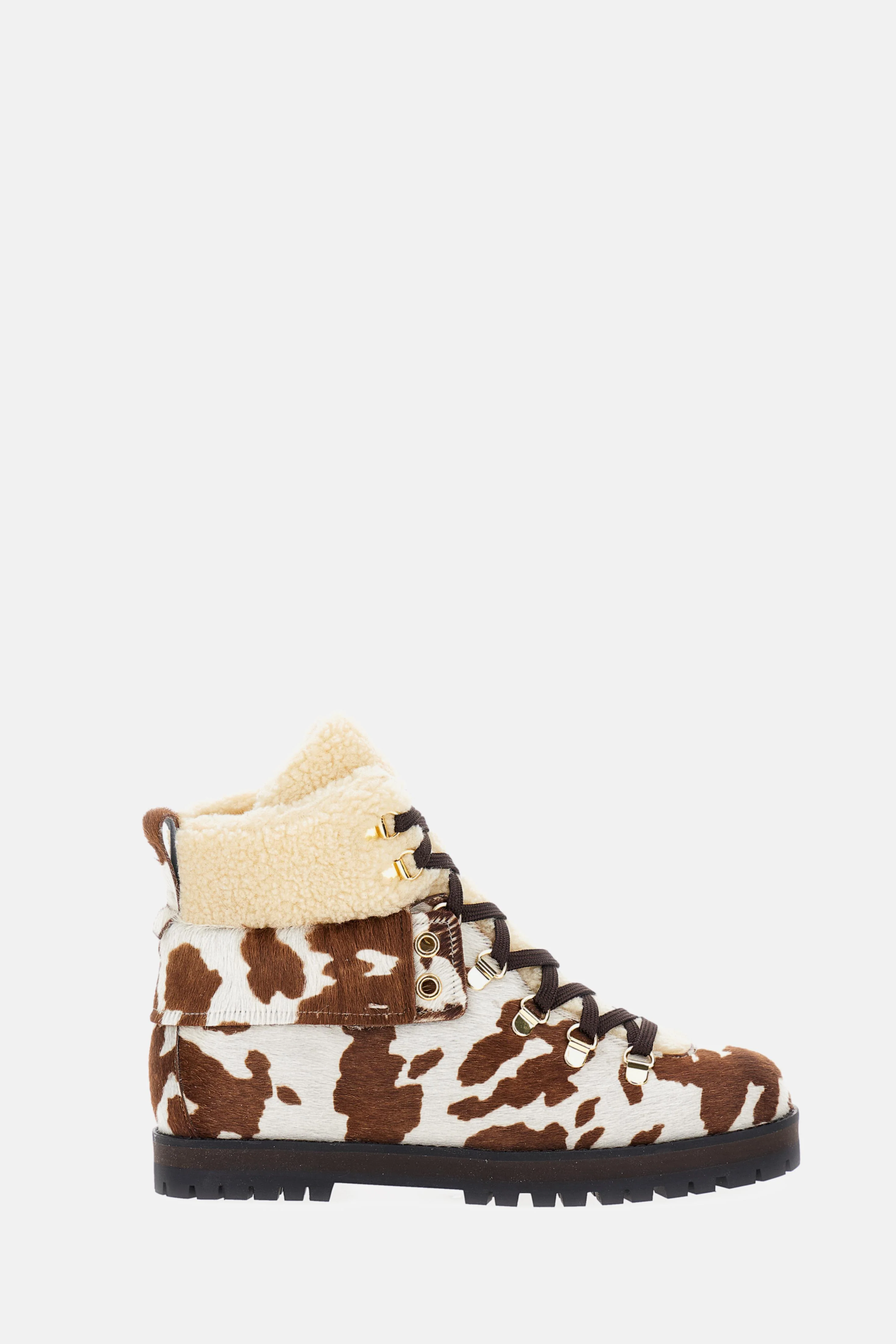 HIKING BOOT